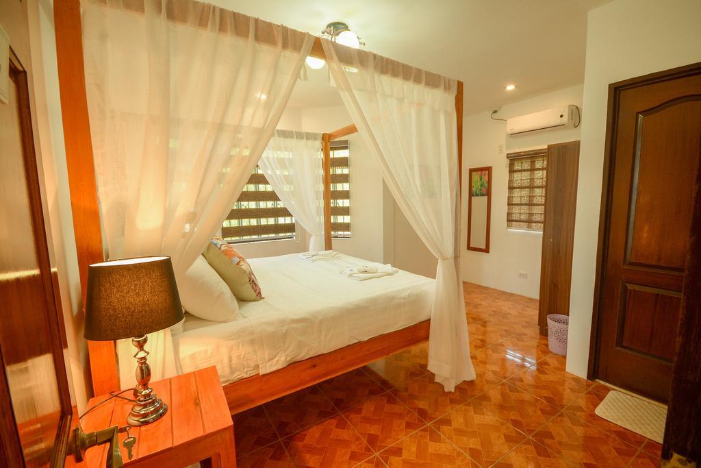 Hilltop Pool And Villa Puerto Princesa Kültér fotó